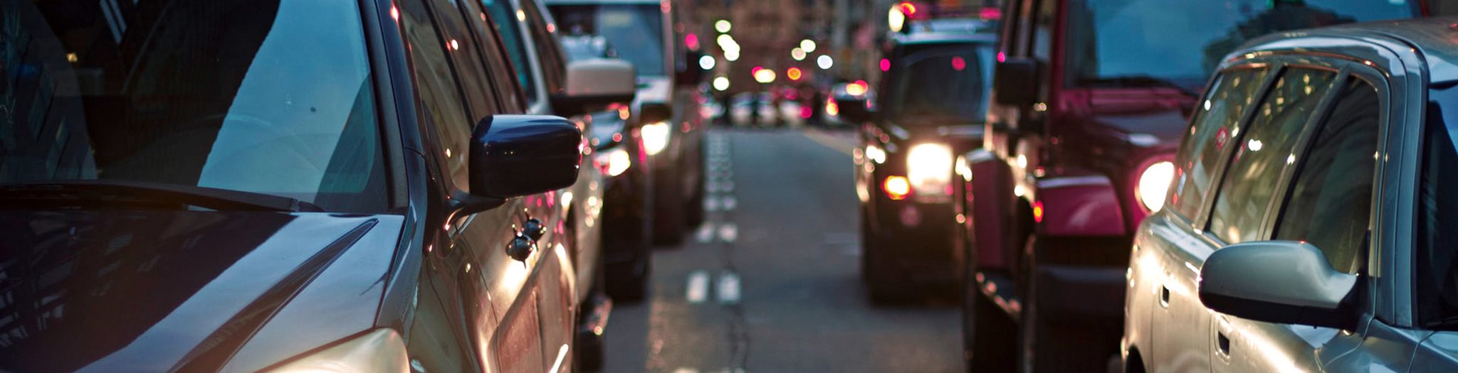 Das Bild zeigt mehrere Autos auf der Straße