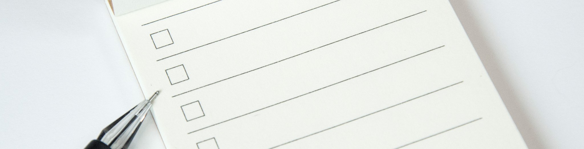 Das Bild zeigt eine Checkliste und einen Stift