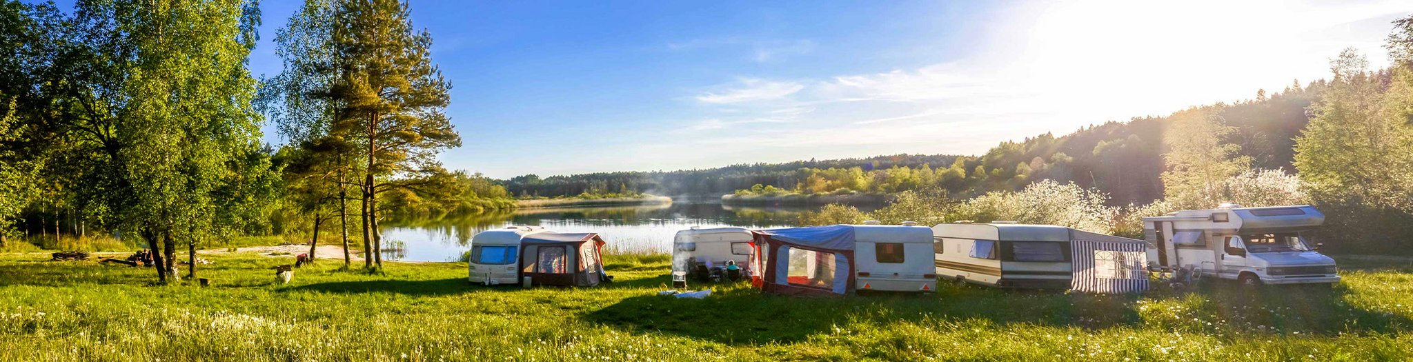 Das Bild zeigt einen Campingplatz am See