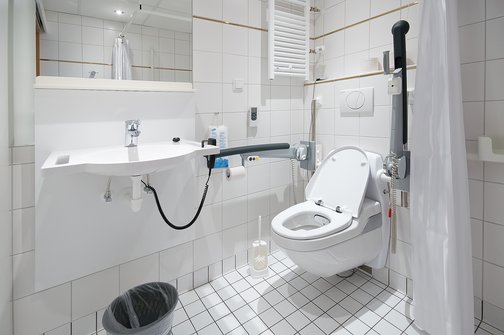 Das Bild zeigt ein barrierefreies Badezimmer