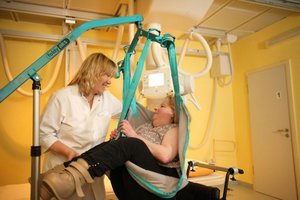 Das Bild zeigt eine Ärztin mit einer Patientin