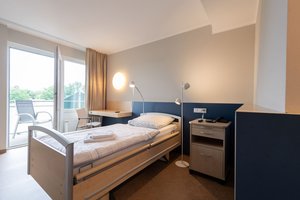 Das Bild zeigt ein Patientenzimmer