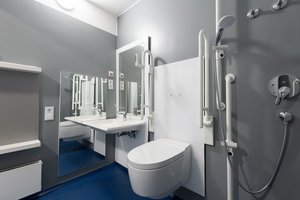Das Bild zeigt ein Patientenbadezimmer