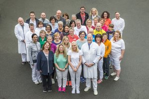 Das Bild zeigt ein Teamfoto der Mitarbeitenden der Klinik