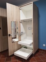 Das Bild zeigt einen Kleiderschrank im Patientenzimmer
