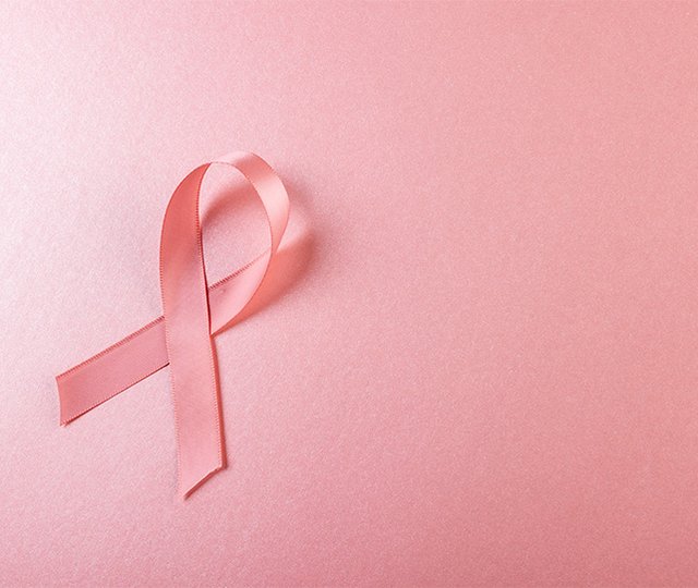 Das Bild zeigt die rosa Schleife als Symbol für den Breast Cancer Awareness Monat