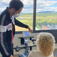 Das Bild zeigt eine Patientin mit Arzt bei der Anamnese 