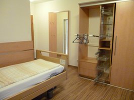 Das Bild zeigt die Ausstattung eines Krankenzimmers