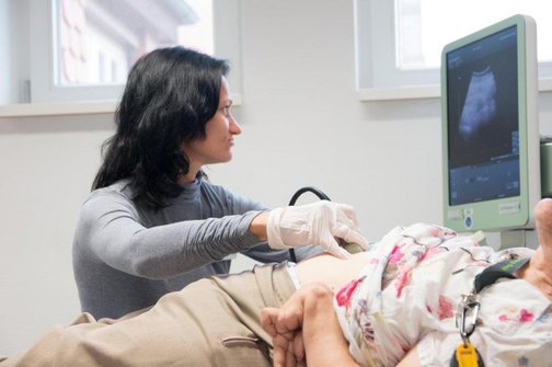 Das Bild zeigt eine Ärztin die einen Ultraschall durchführt