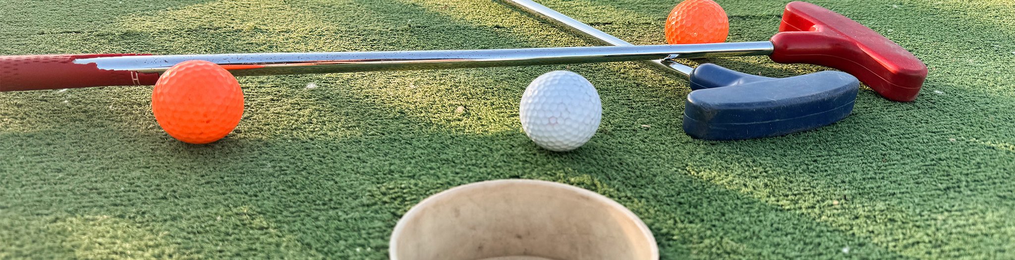 Das Bild zeigt eine Nahaufnahme von einem Minigolfspielfeld