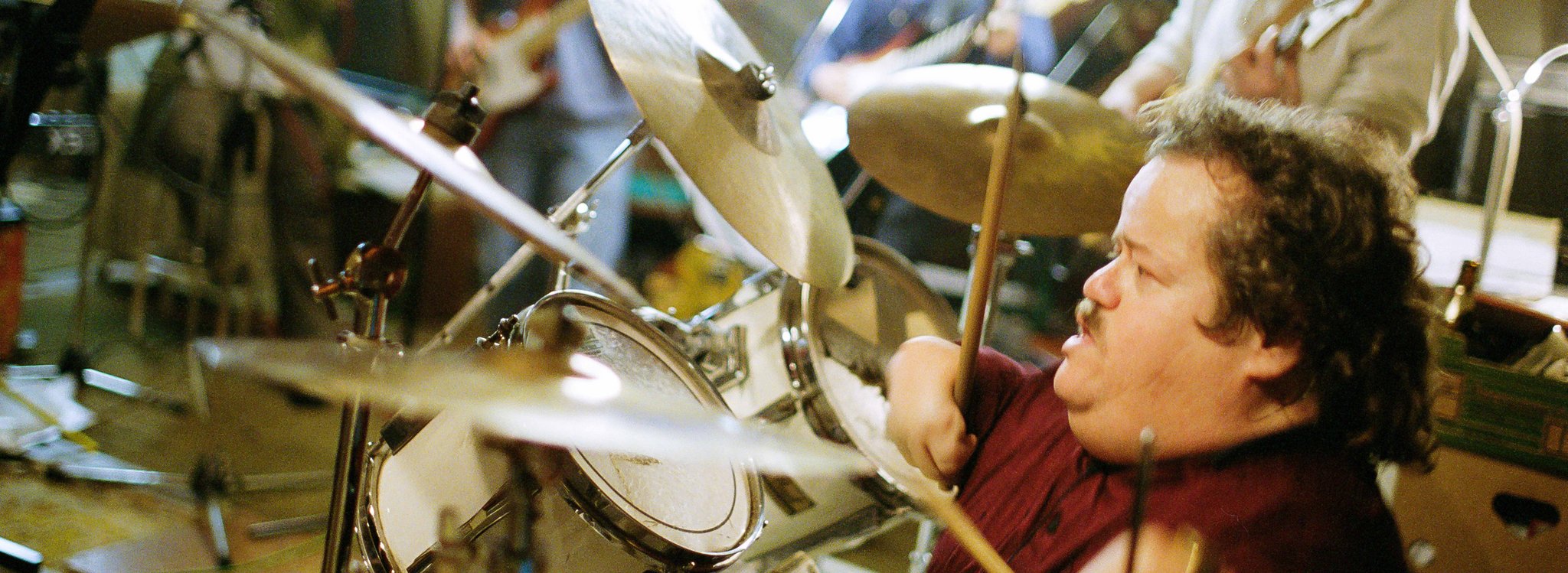 Das Bild zeigt Tilmann Kleinau am Schlagzeug