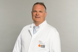 Das Bild zeigt Dr. Rudolf Beyer
