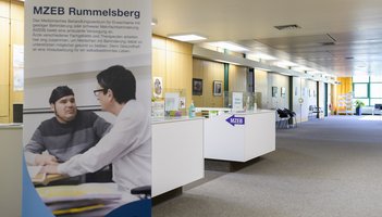 Das Bild zeigt den Eingangsbereich des Krankenhaus Rummelsberg