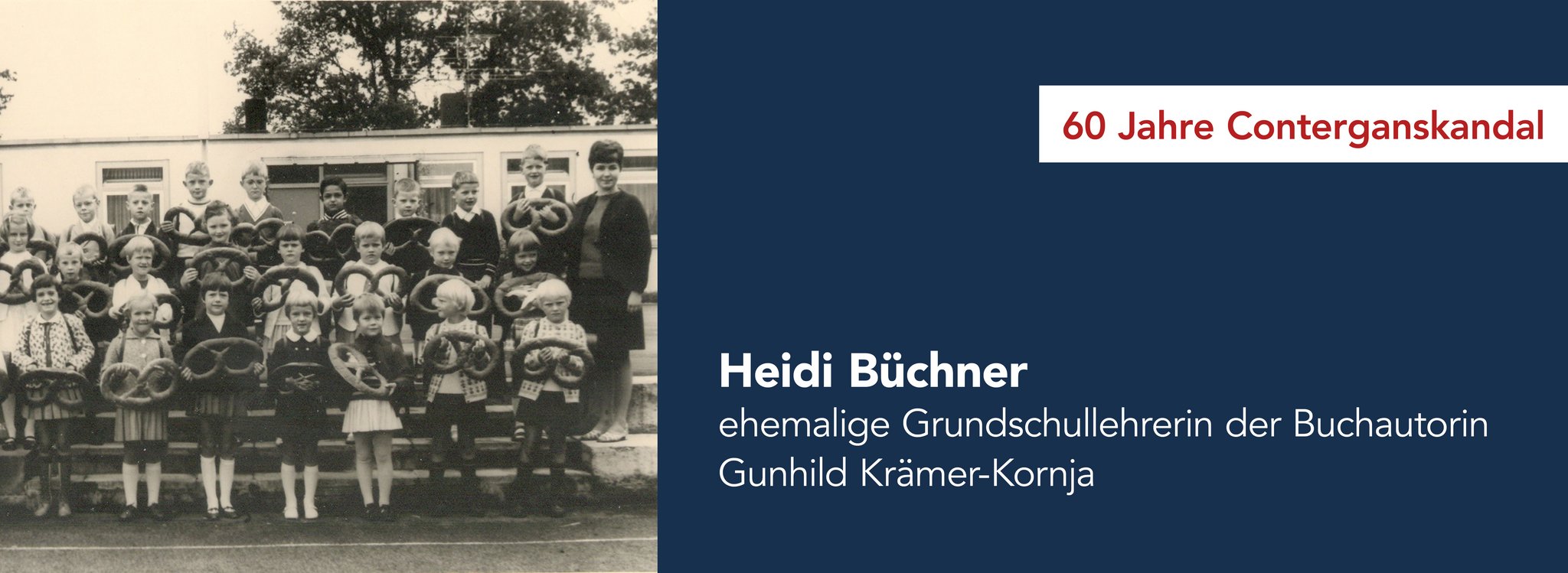 Das Bild zeigt die ehemalige Grundschullehrerin Heidi Büchner und ihre Schulklasse