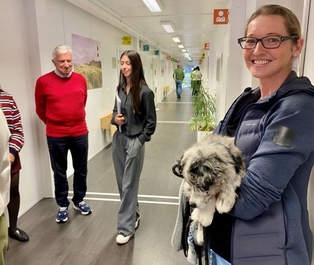 Dr. Andrea Maier im Conterganzentrum Aachen mit Therapie-Hund auf dem Arm