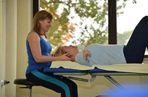 Das Bild zeigt eine Therapeutin mit ihrer Patientin