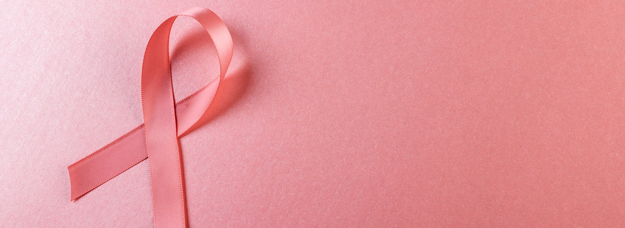 Das Bild zeigt eine rosa Schleife als Zeichen des Breast Cancer Awareness Monats
