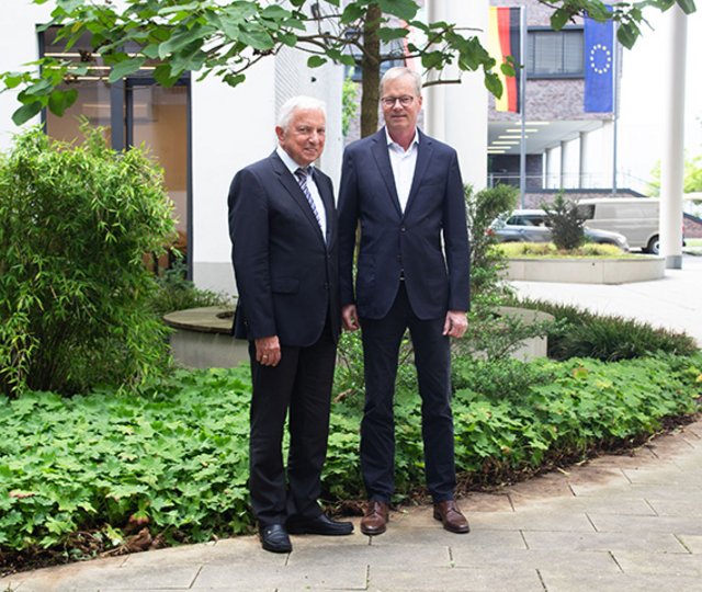 Das Bild zeigt Dieter Hackler, Vorstandsvorsitzender der Conterganstiftung, und Armin von Buttlar, den Vorstandsvorsitzenden der Aktion Mensch (c)Conterganstiftung