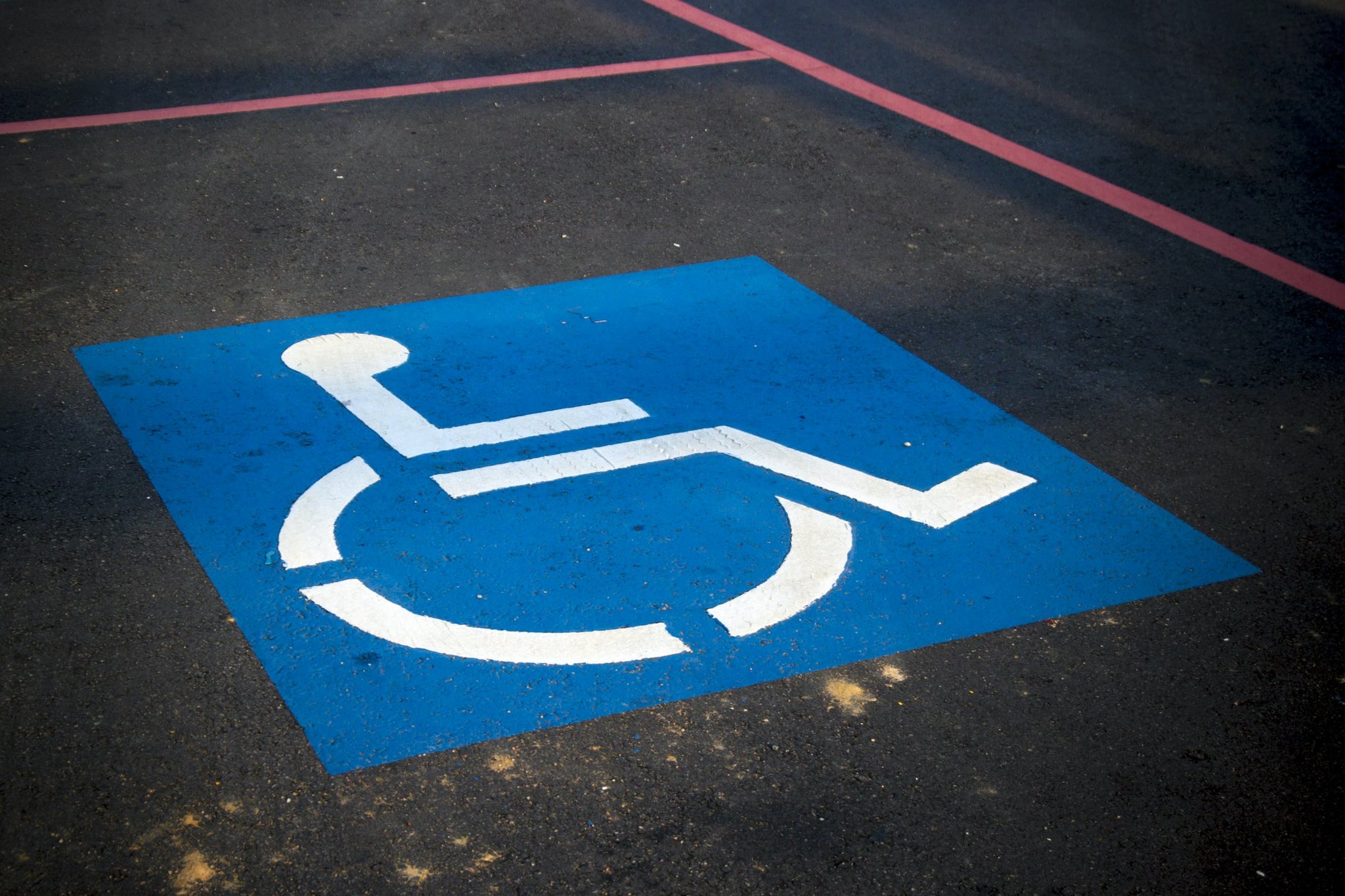 Das Bild zeigt eine Kennzeichnung für einen Behindertenparkplatz auf dem Boden