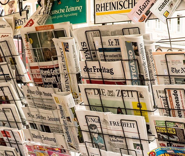 Das Bild zeigt Tageszeitungen im Zeitungsständer