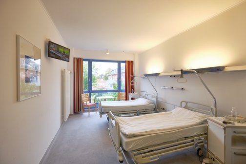 Da Bild zeigt ein Patientenzimmer für zwei Patienten
