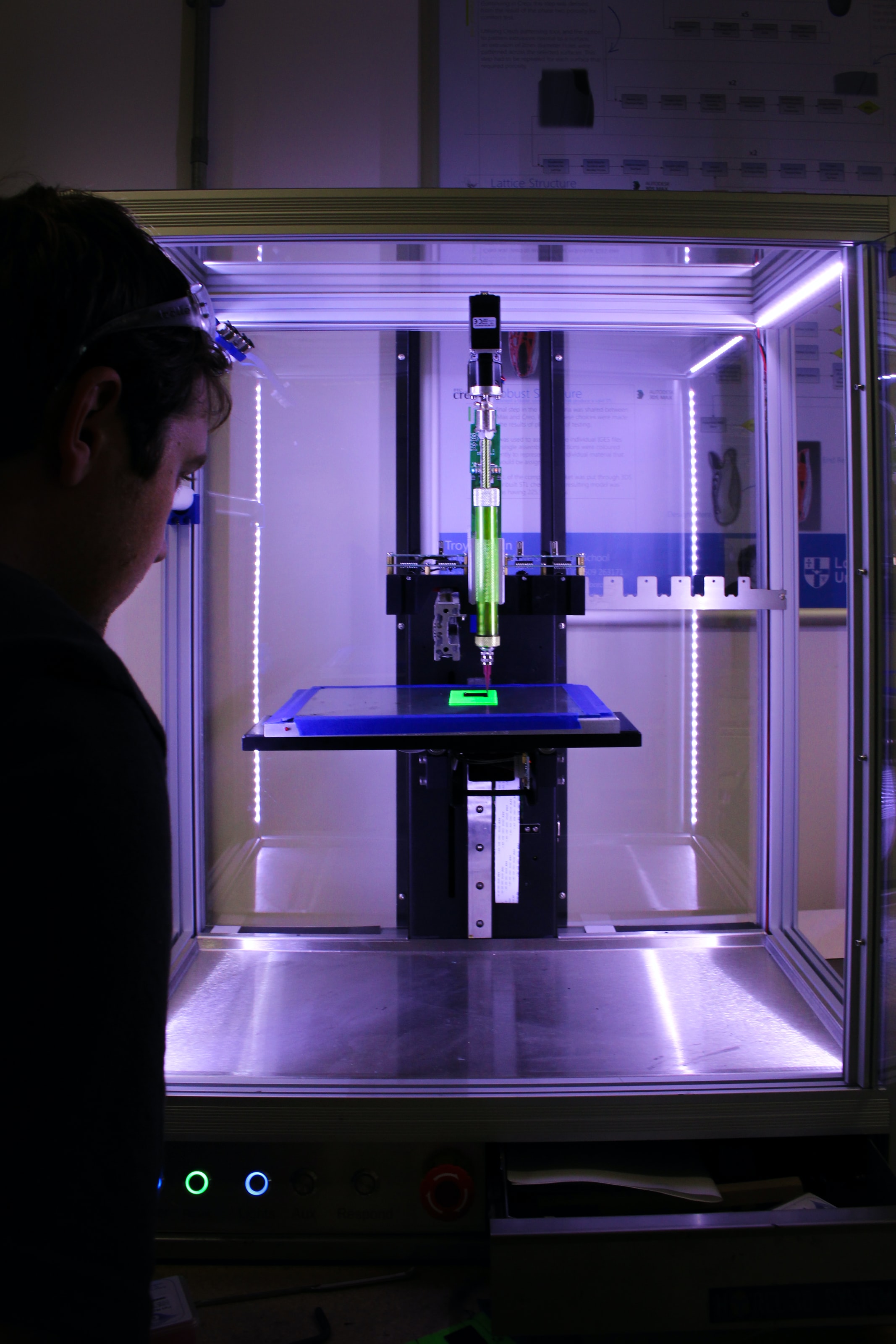 Das Bild zeigt einen 3D-Drucker bei der Arbeit