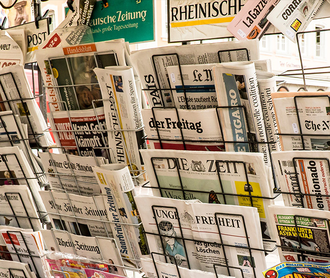 Das Bild zeigt Tageszeitungen im Zeitungsständer
