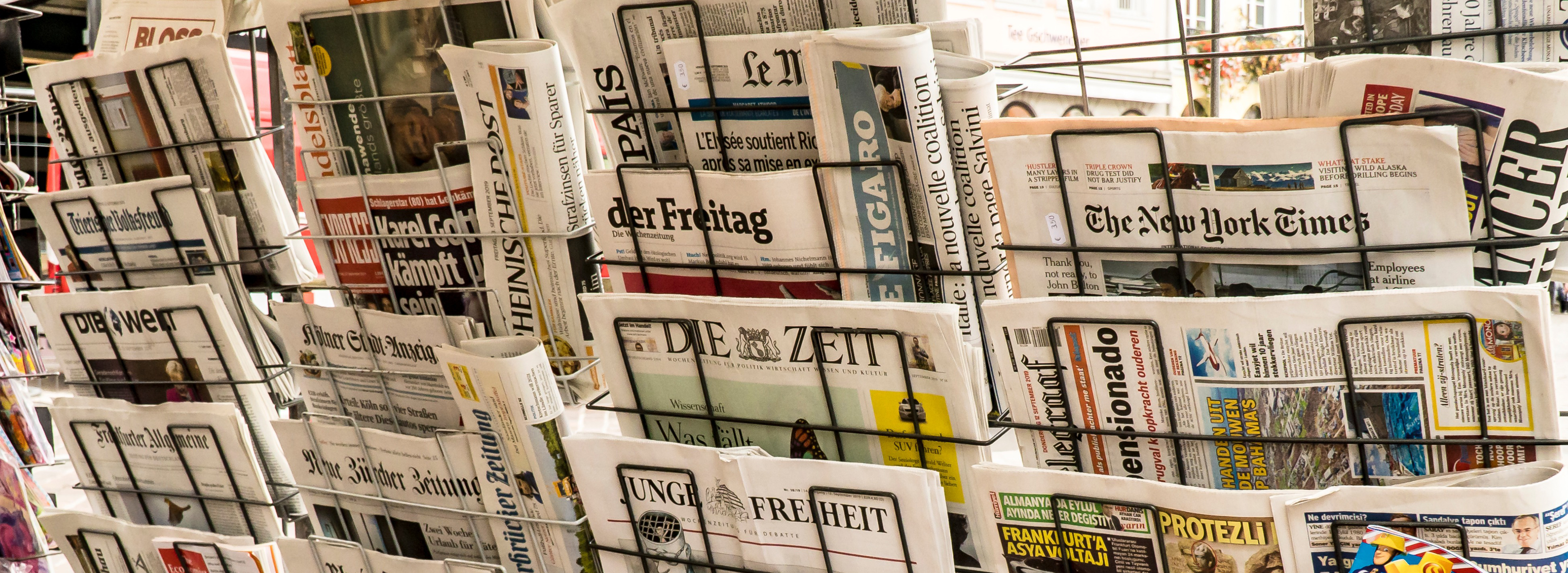 Das Bild zeigt Tageszeitungen im Zeitungsständer