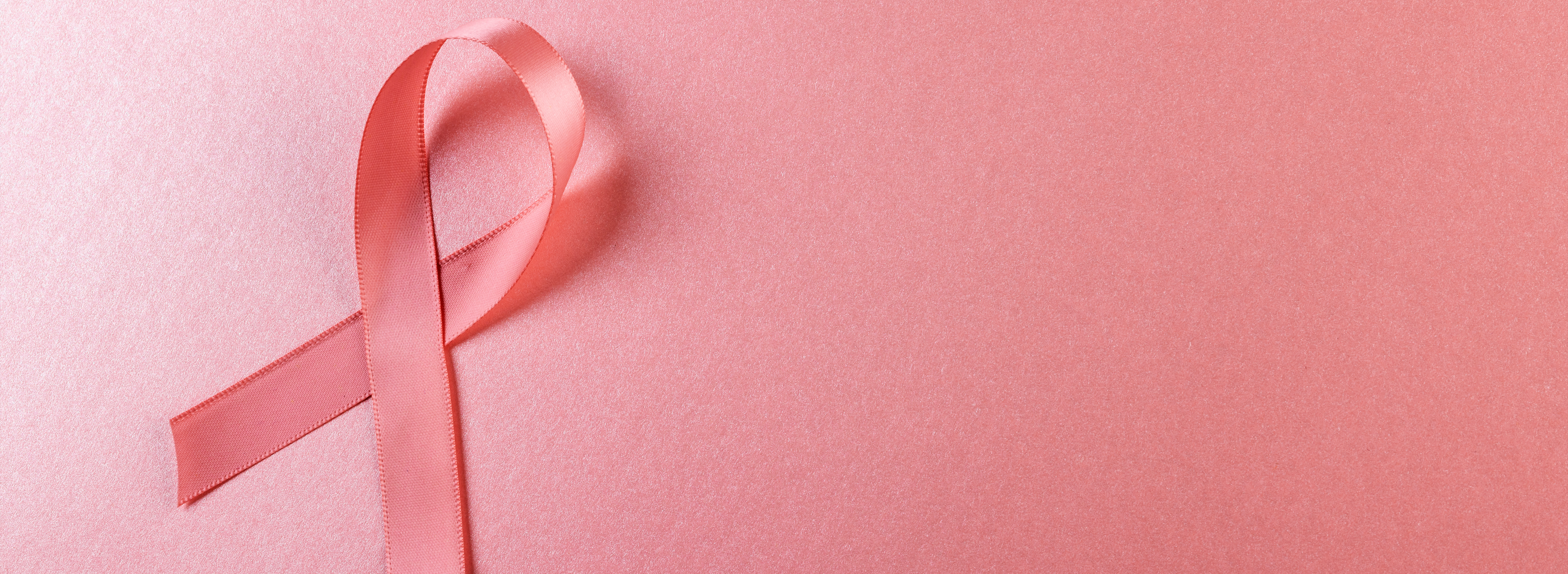 Das Bild zeigt die rosa Schleife als Symbol für den Breast Cancer Awareness Monat