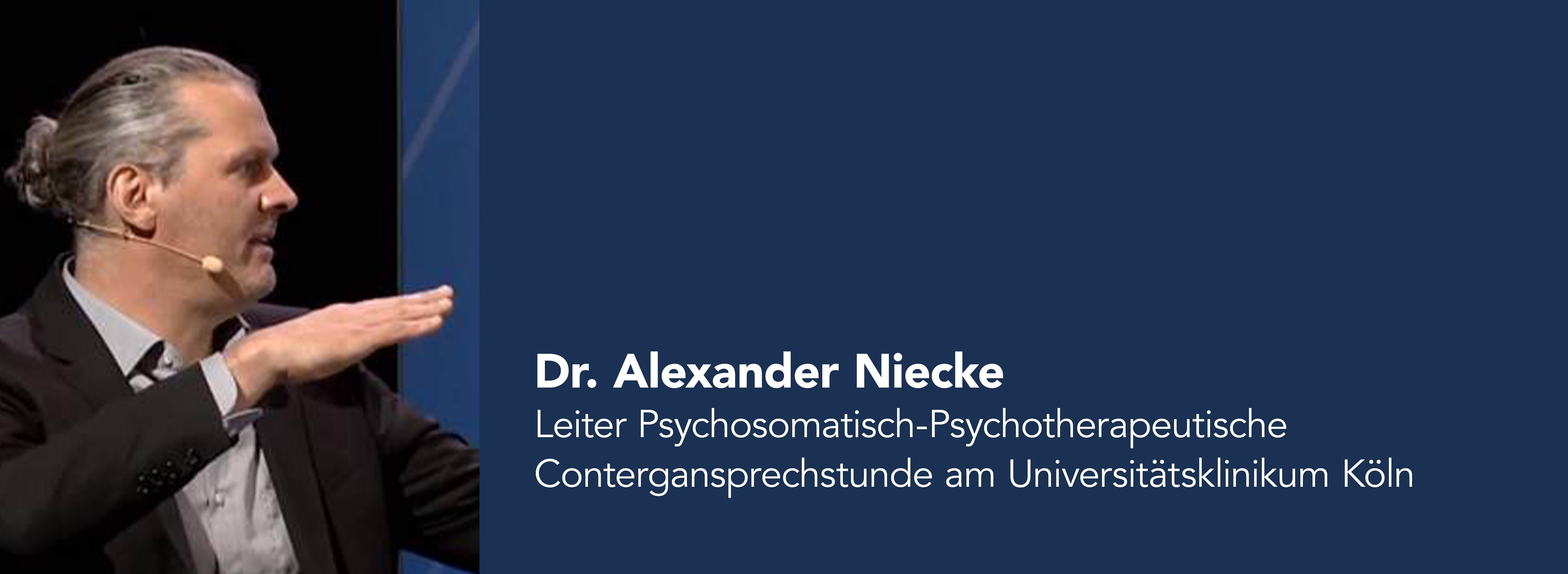 Das Bild zeigt Alexander Niecke während eines Vortrages