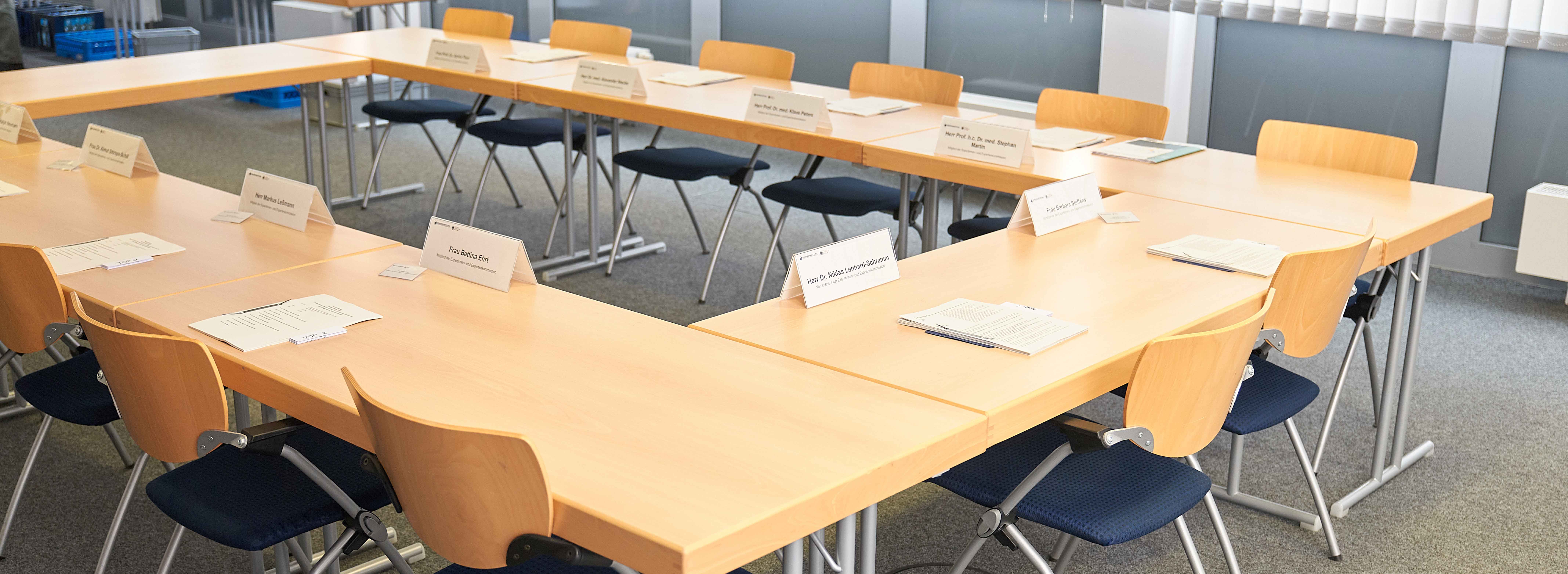 Das Foto zeigt einen Seminarraum ohne Personen
