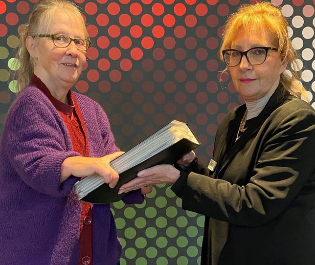 Das Foto zeigt Catia Monser bei der Übergabe eines Exponats