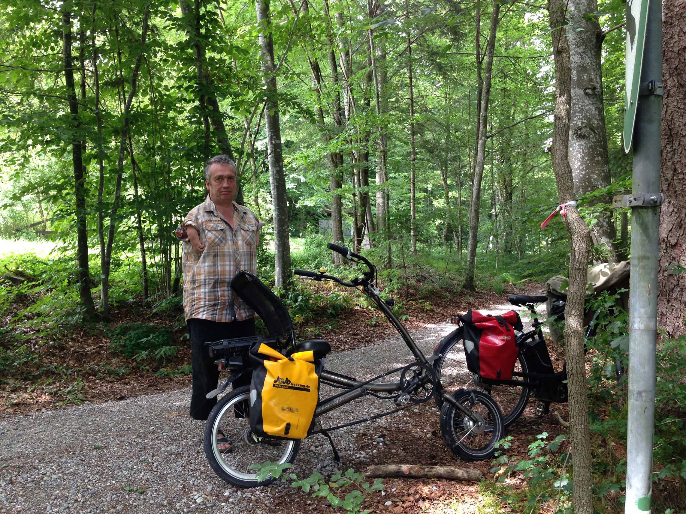 Das Bild zeigt Freizeitradler Martin Dreßler im Wald mit seinem Fahrrad