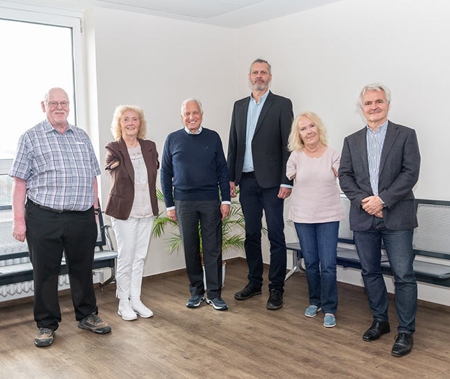 Auf dem Foto:  v.l.n.r.: Heinz-Günter Dickel, Margit Hudelmaier und Dieter Hackler (Vorstand der Conterganstiftung), Dr. Alexander Niecke (Leiter des Contergan-Zentrums), Bianca Vogel (Betroffene) und Prof. Dr. Christian Albus (Klinikleiter). 