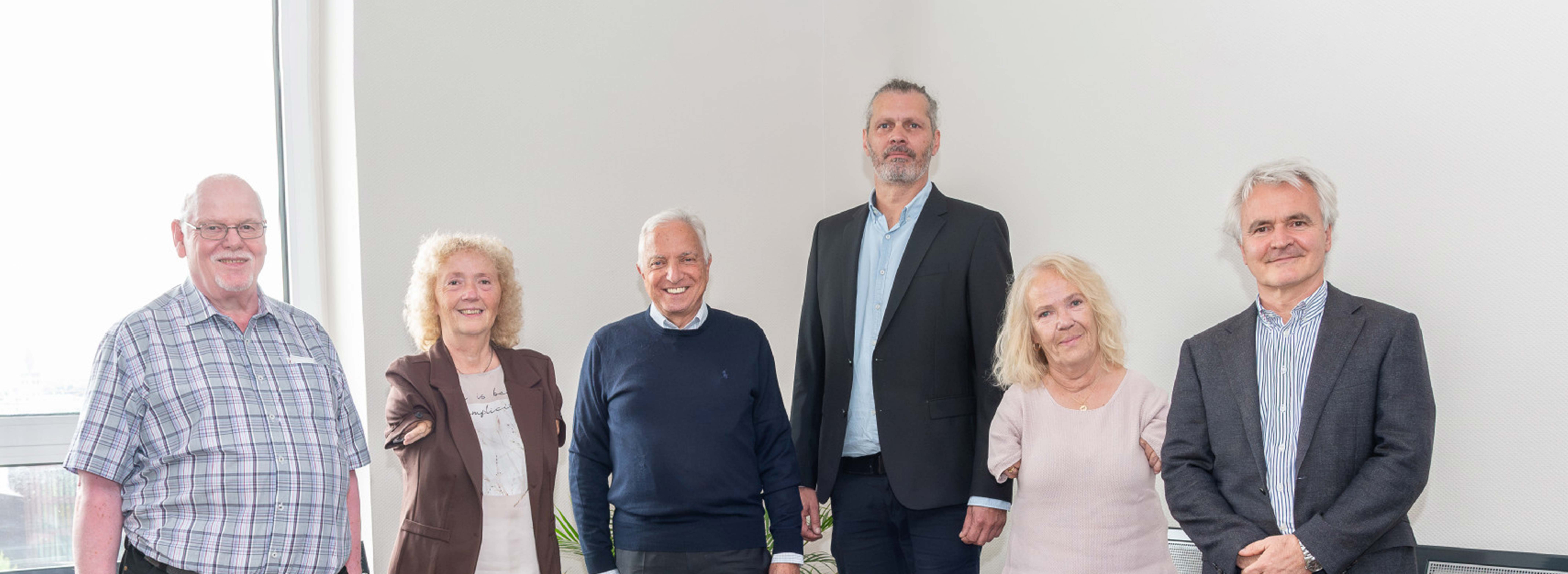 Auf dem Foto:  v.l.n.r.: Heinz-Günter Dickel, Margit Hudelmaier und Dieter Hackler (Vorstand der Conterganstiftung), Dr. Alexander Niecke (Leiter des Contergan-Zentrums), Bianca Vogel (Betroffene) und Prof. Dr. Christian Albus (Klinikleiter). 