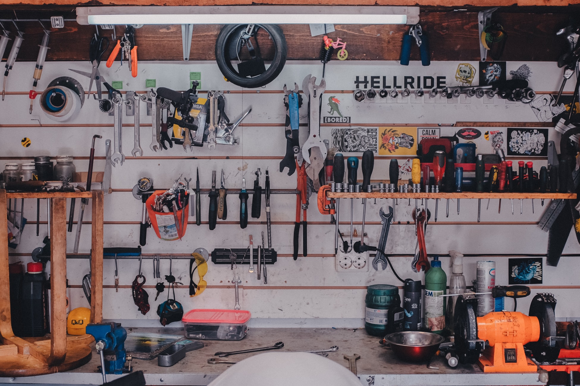 Das Bild zeigt eine Werkstattwand mit vielen, sortierten Werkzeugen